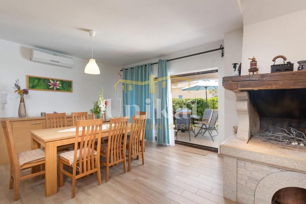 Casa con piscina e vista mare